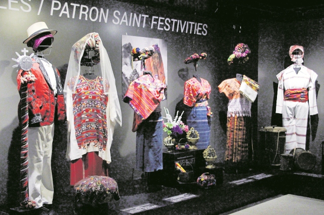 Algunas de las piezas que forman parte de la exposición Cofradías, textura y color. (Pablo Juárez Andrino)