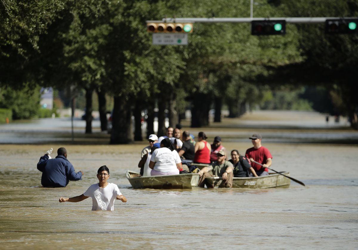 La gente es evacuada un vecindario inundado en Addicks Reservoir,Houston,Texas.(AP).