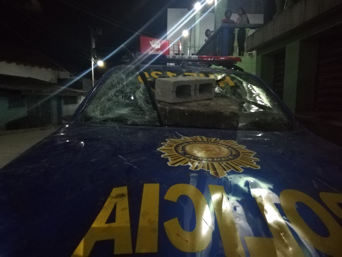 Pobladores de Todos Santos Cuchumatán causan daños a un autopatrulla de la PNC. (Foto Prensa Libre: Heidy Samayoa)