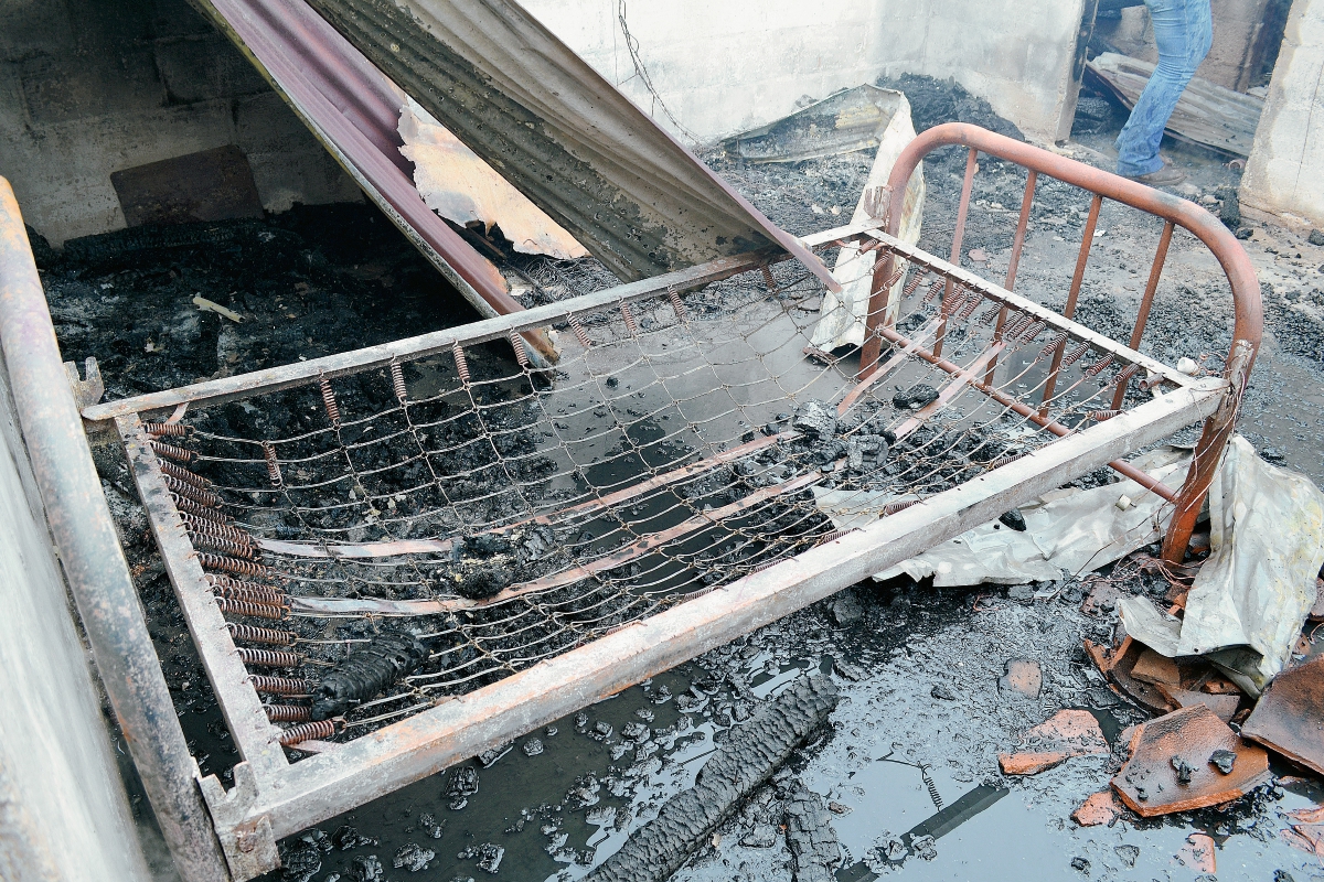 Muebles de dos familias en San Felipe, Retalhuleu, se destruyeron a causa de un incendio. (Foto Prensa Libre: Jorge Tizol)