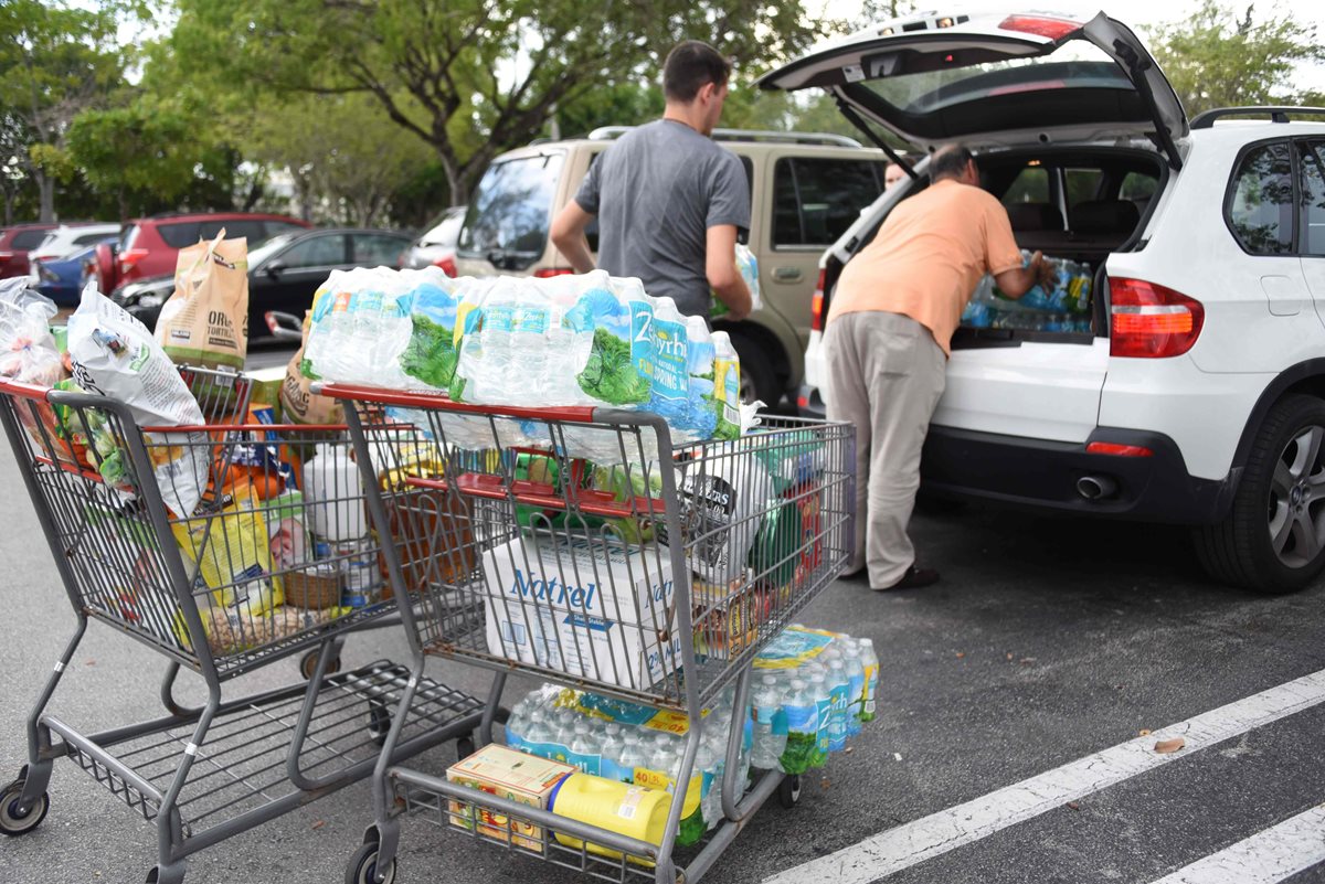 Compradores esperaron hasta ocho horas para adquirir agua y alimentos esenciales en el norte de Miami. (Foto Prensa Libre: AFP).