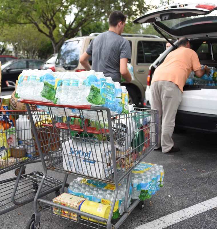 Compradores esperaron hasta ocho horas para adquirir agua y alimentos esenciales en el norte de Miami. (Foto Prensa Libre: AFP).