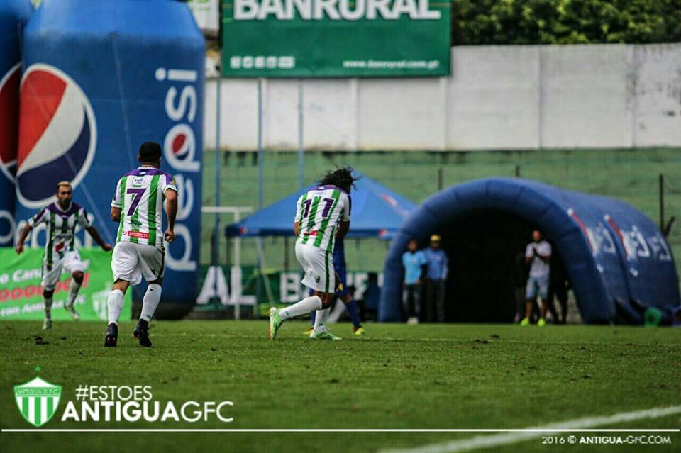 El mexicano Agustín Herrera festeja el segundo gol de Antigua GFC. (Foto Prensa Libre: Antigua GFC)