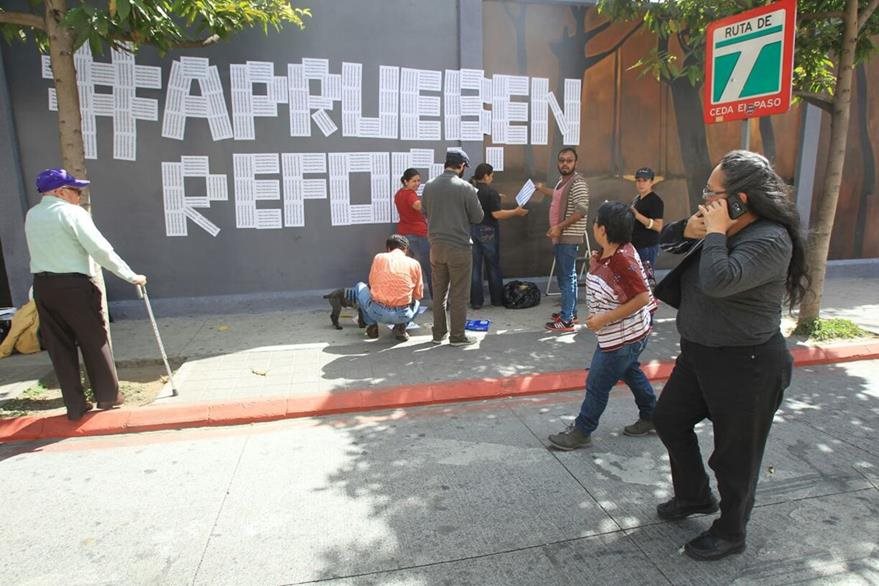 Algunas personas realizaron manifestaciones para pedir que el Congreso aprobara las reformas al sector Justicia. (Foto Prensa Libre: Hemeroteca PL)