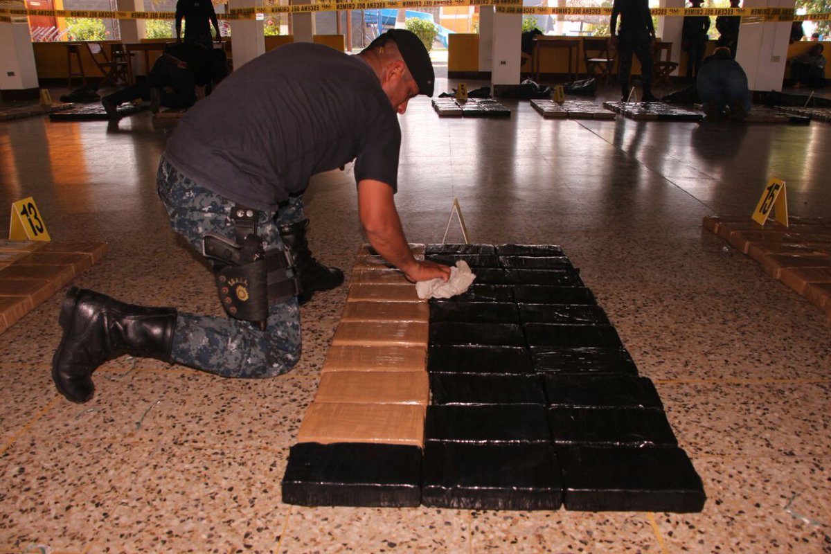 Fiscales del MP y agentes de la PNC contabilizaron la cantidad de cocaína transportada, tras lo cual fueron detenidos tres colombianos y cuatro guatemaltecos. (Foto Prensa Libre: PNC)