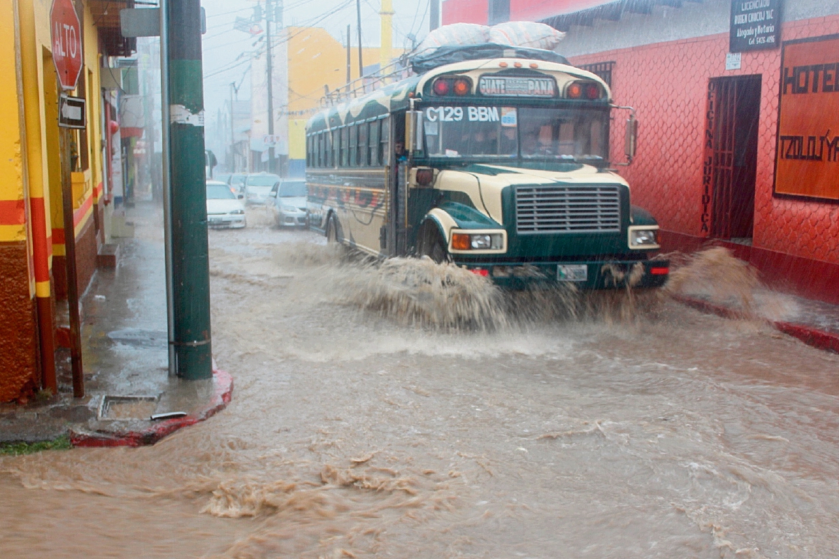 Durante el  invierno, debido a lo obsoleto del sistema de alcantarillas,     las aguas pluviales superan la altura de las banquetas.