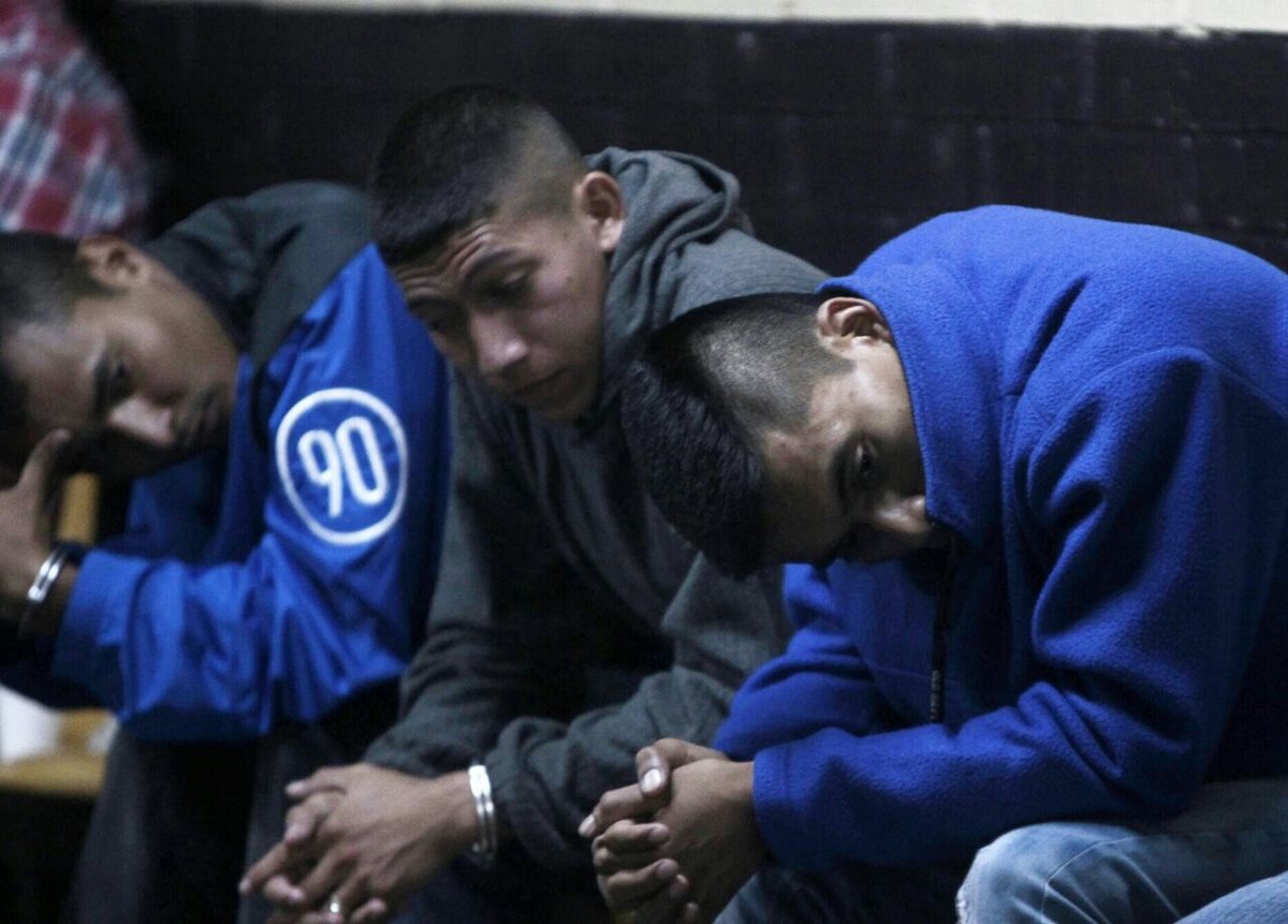 Cuatro policías de la unidad motorizada de la PNC detenidos por su presunta participación en el robo de autos. (Foto Prensa Libre: É. Ávila)
