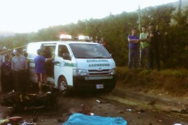 Un choque entre dos motocicletas deja dos personas muertas y una persona herida en aldea Los Tecomates, Palencia. (Foto Prensa Libre: CBMD)<br _mce_bogus="1"/>