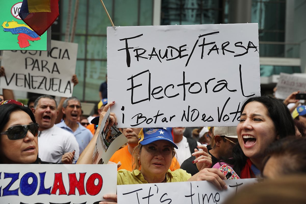 Protesta frente a la Embajada de Venezuela en Florida contra los comicios venezolanos en 2018. (Foto Prensa Libre: AFP)