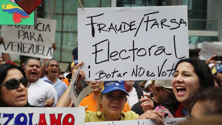 Protesta frente a la Embajada de Venezuela en Florida contra los comicios venezolanos en 2018. (Foto Prensa Libre: AFP)