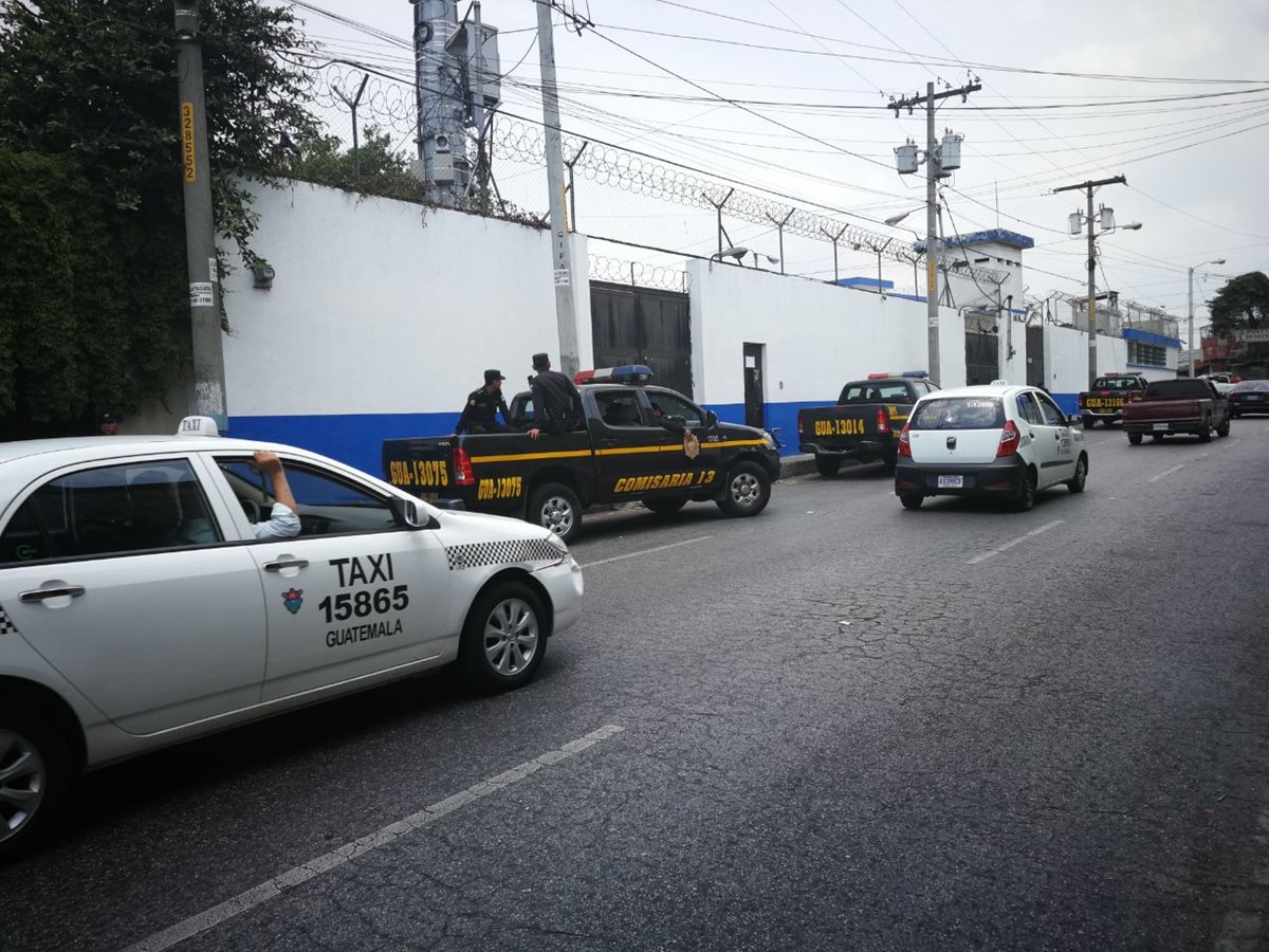 Policías permanecen frente a correccional Gaviotas en zona 13. (Foto Prensa Libre: Erick Ávila)