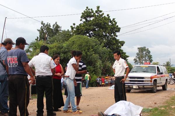 Dos hombres fueron asesinados en barrio Valle Nuevo, San Benito, Petén. (Foto Prensa Libre: Rigoberto Escobar)<br _mce_bogus="1"/>