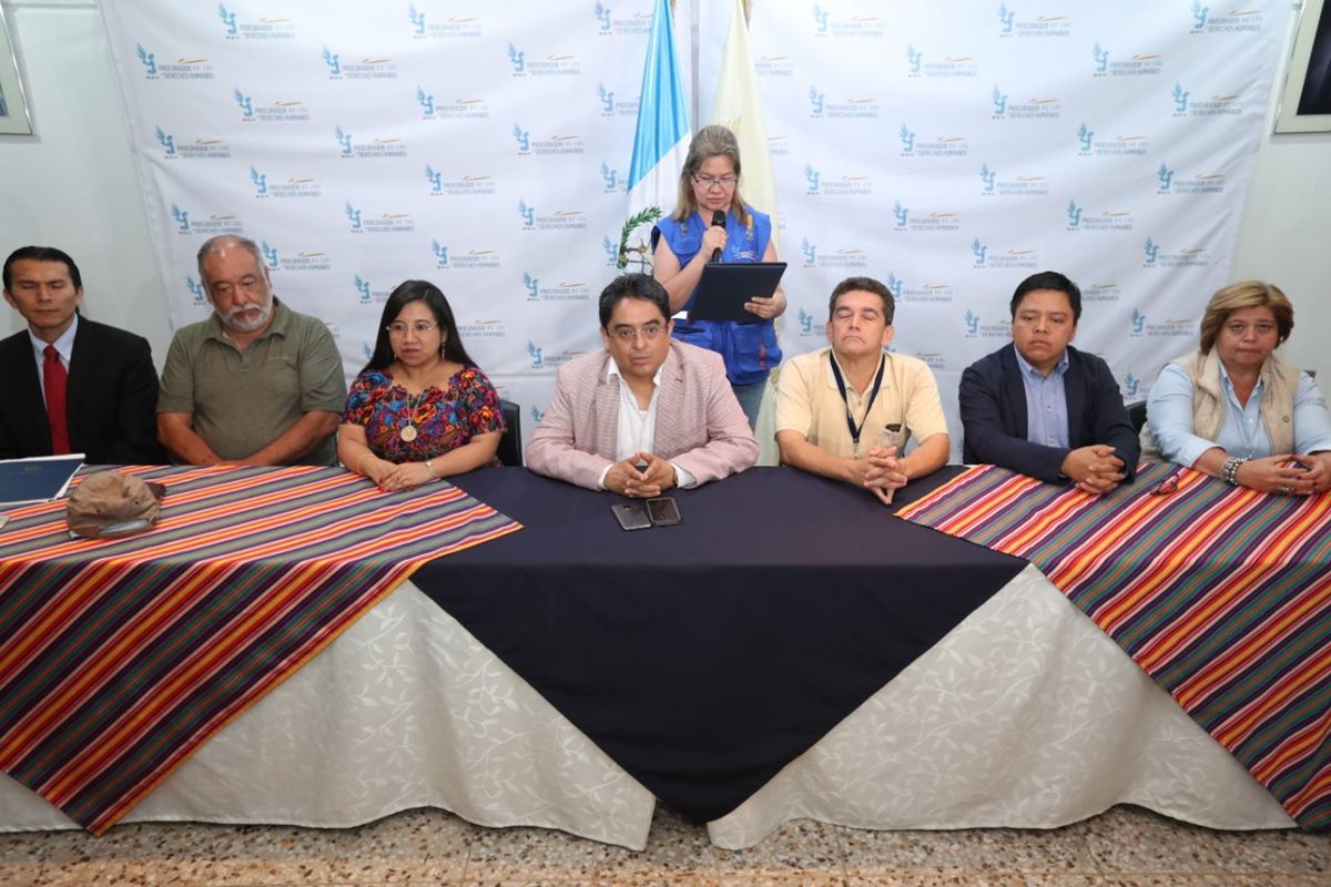 Mesa de negociación se pronuncia en conferencia sobre la huelga del magisterio. (Foto Prensa Libre: Esbin García)