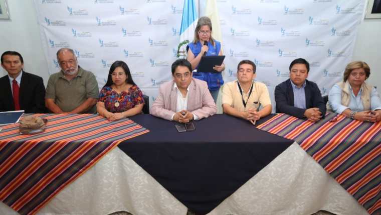 Mesa de negociación se pronuncia en conferencia sobre la huelga del magisterio. (Foto Prensa Libre: Esbin García)
