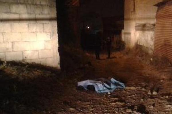 El joven de unos 17 años quedó en una calle de la Línea Férrea, zona 21. (Foto Prensa Libre: CBM)