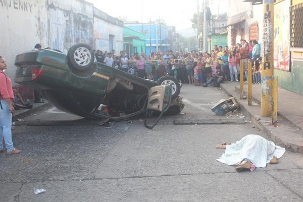 El vehículo que arrolló a las mujeres volcó en el lugar del percance. (Foto Prensa Libre: Melvin Sandoval).