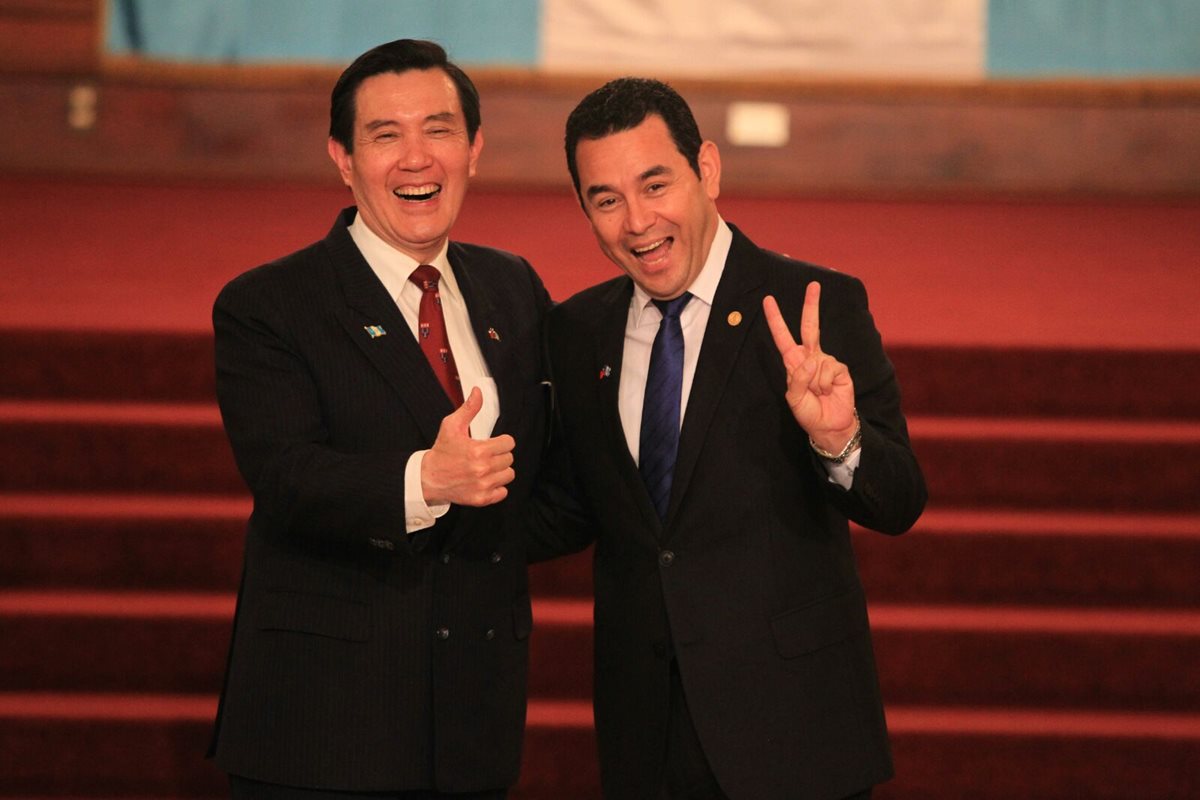 Los presidente Ma Ying-jeou y Jimmy Morales cerraron la ceremonia en el Palacio de Gobierno con un inusual saludo. (Foto Prensa Libre: Esbin García)