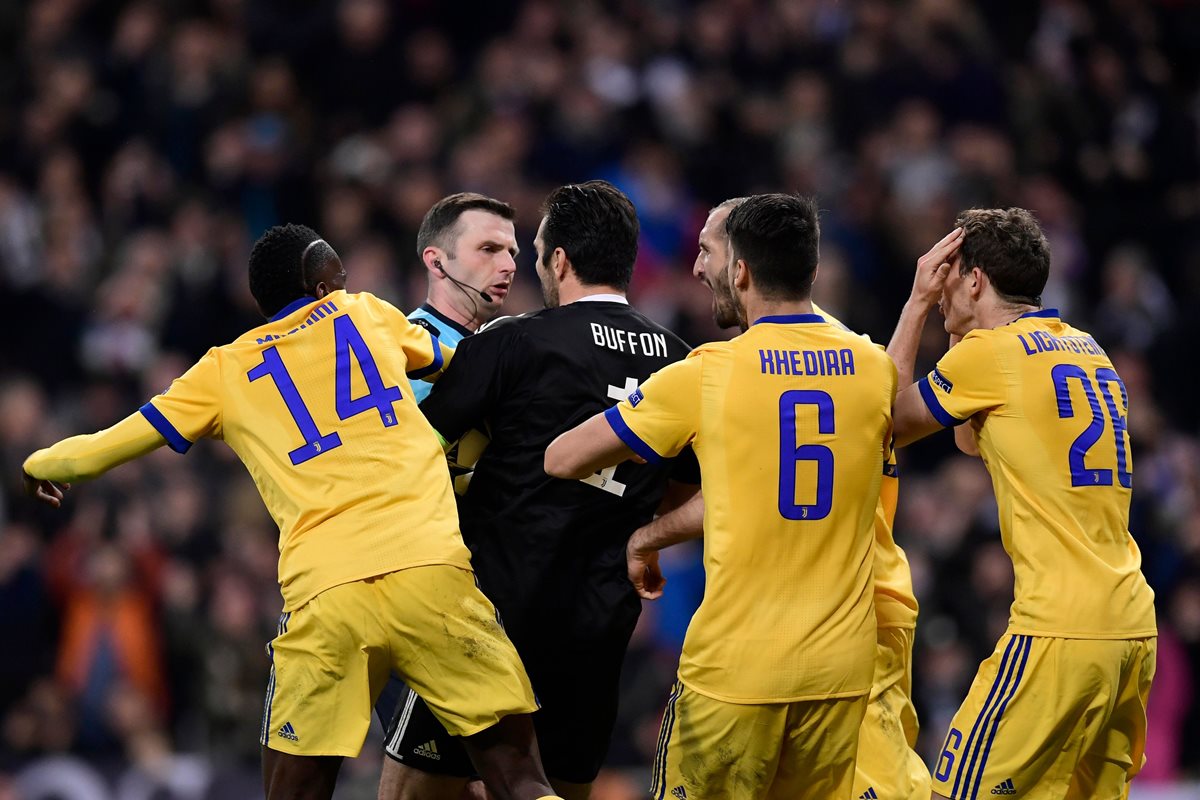 Los jugadores de la Juventus le reclaman al árbitro después de expulsar a Buffon.