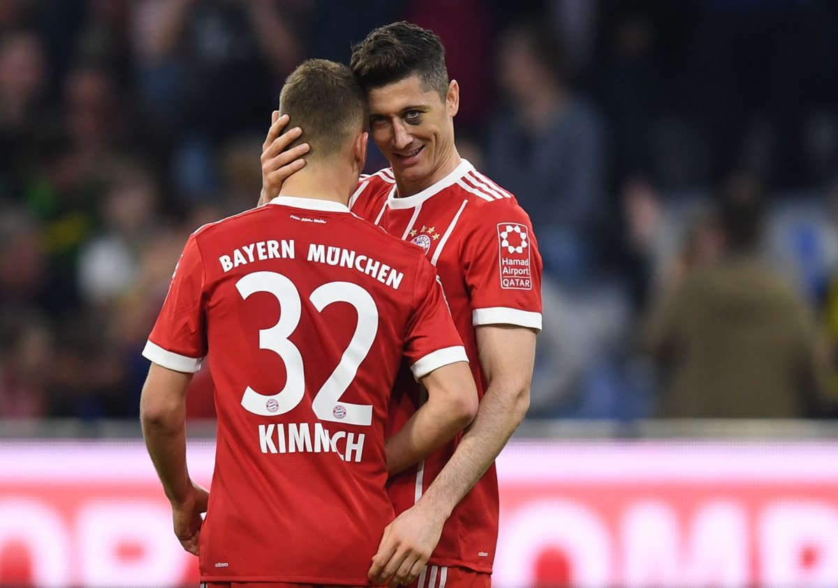 Lewnandowski y Kimmich celebran "la manita" del conjunto bávaro a solo horas de anunciarse que jugarán contra el Real Madrid en semifinales de Champions. (Foto Prensa Libre: AFP)