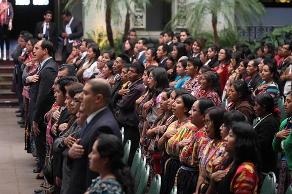 Autoridades entregan insumos a mujeres indígenas. (foto Prensa Libre: Esbin García)