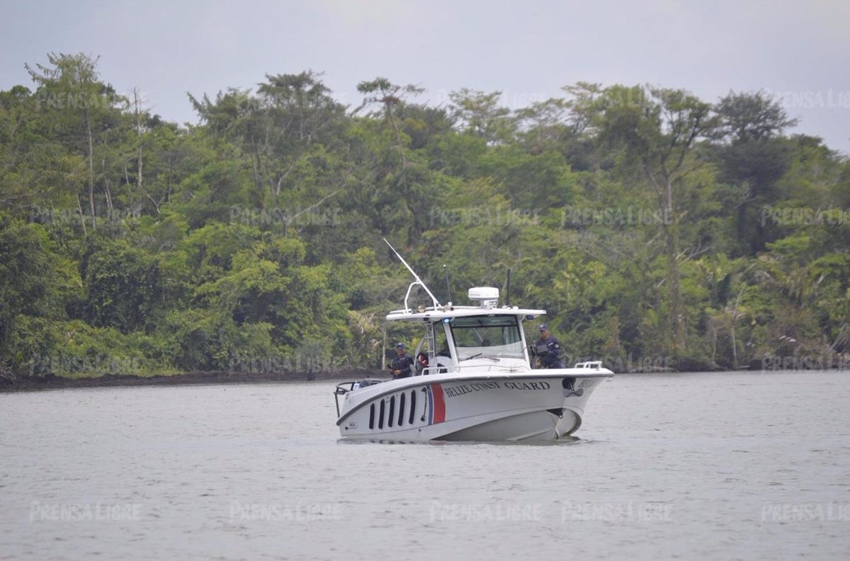 Tropas beliceñas y guatemaltecas vigilan el río Sarstún, en la zona de adyacencia. (Foto Prensa Libre: Hemeroteca PL)