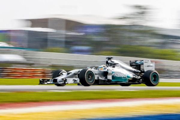 Lewis Hamilton fue superior desde la largada y demostró su experiencia en el Gran Premio de Malasia. (Foto Prensa Libre: EFE)