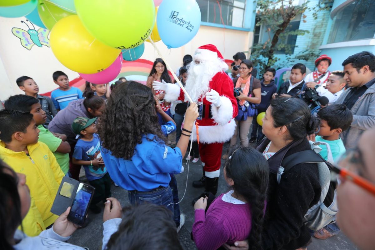 Santa Claus recorrió la Pediatría del Hospital General San Juan de Dios. (Foto Prensa Libre: Érick Ávila)