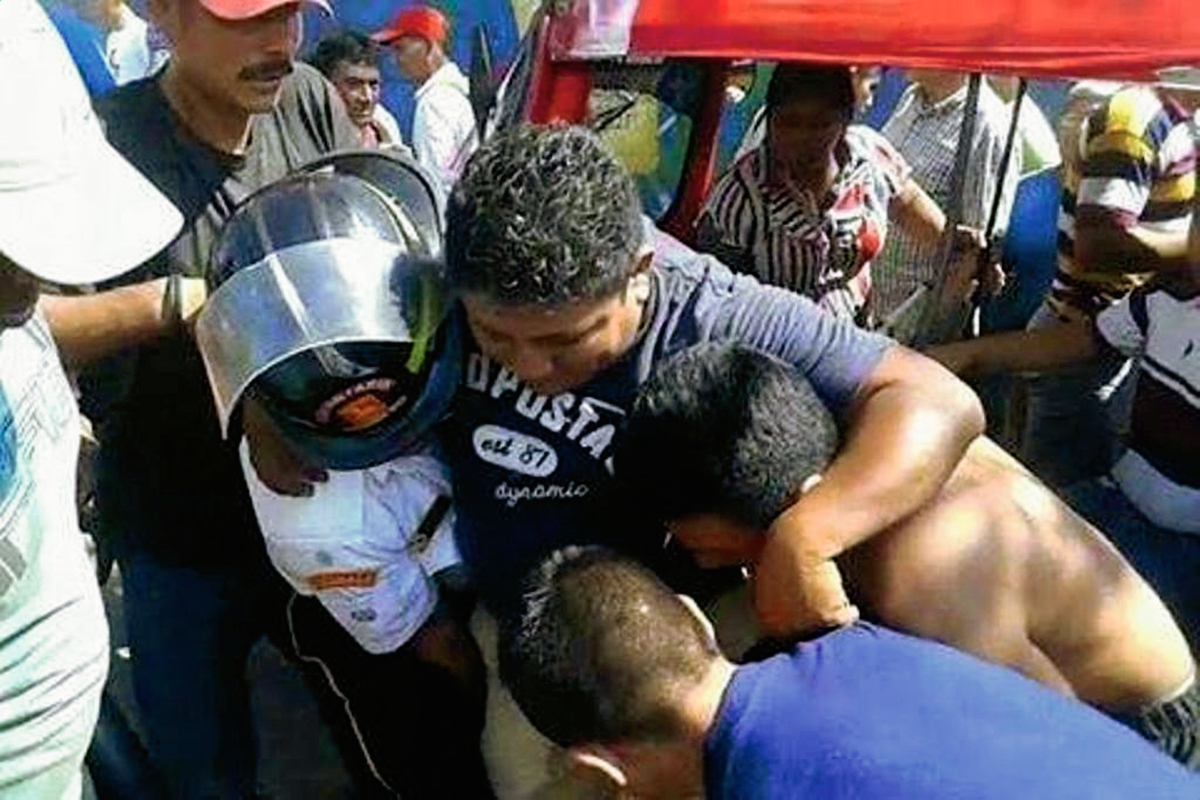 Bomberos trasladan a uno de los heridos por la explosión. (Foto Prensa Libre: Oswaldo Cardona)