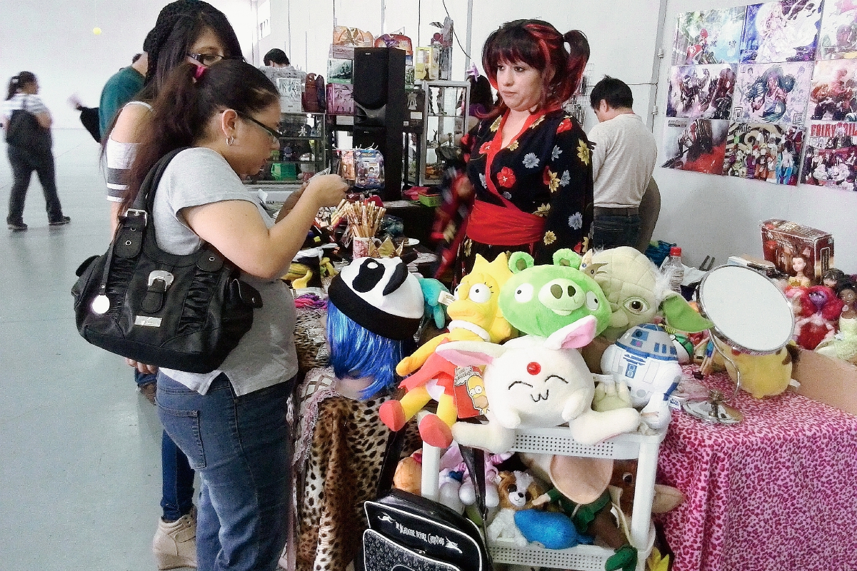 Aficionados al animé aprovecharon para admirar el cosplay y adquirir artículos temáticos. (Foto Prensa Libre, Brenda Martínez)