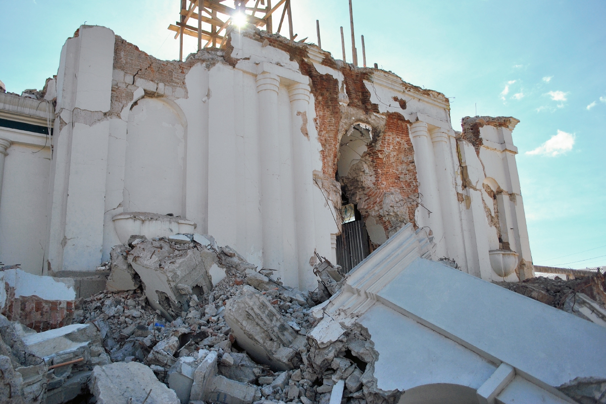 Fachada de iglesia de San Pedro Sacatepéquez, San Marcos, fue demolida debido a los daños del terremoto. (Foto Prensa Libre: Hemeroteca PL).