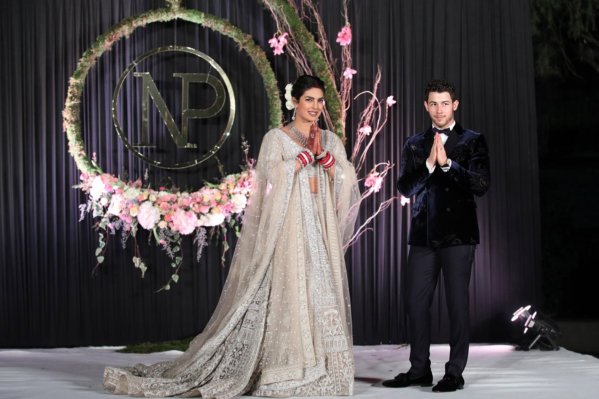 La exmiss mundo y actriz de Bollywood Priyanka Chopra y el músico estadounidense Nick Jonas posan para los medios tras su boda en Nueva Delhi (India) (Foto Prensa Libre: EFE).