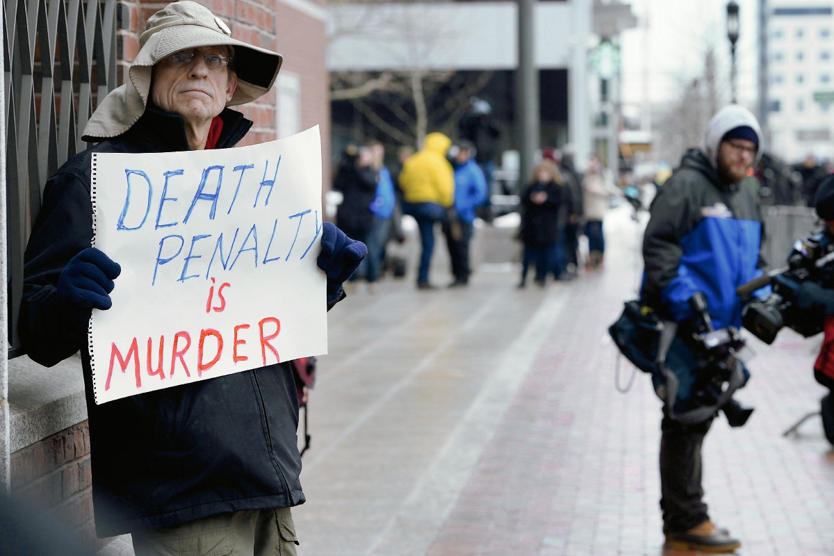 Un ciudadano sostiene un cártel en el que se lee: "La pena de muerte es asesinato", en Boston, Massachusetts, EE.UU. (Foto Prensa Libre:EFE)
