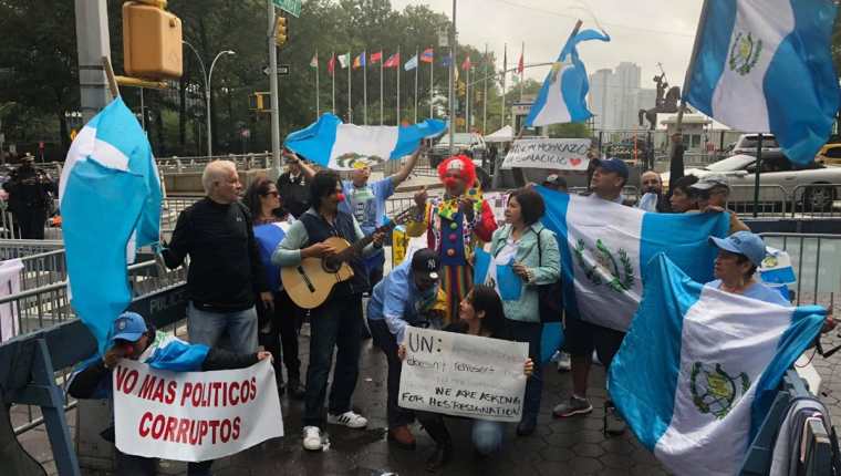 Grupo de migrantes lanza consignas contra Jimmy Morales frente a la sede de la ONU en Nueva York. (Foto Prensa Libre: Cortesía de Bryant Paredes)