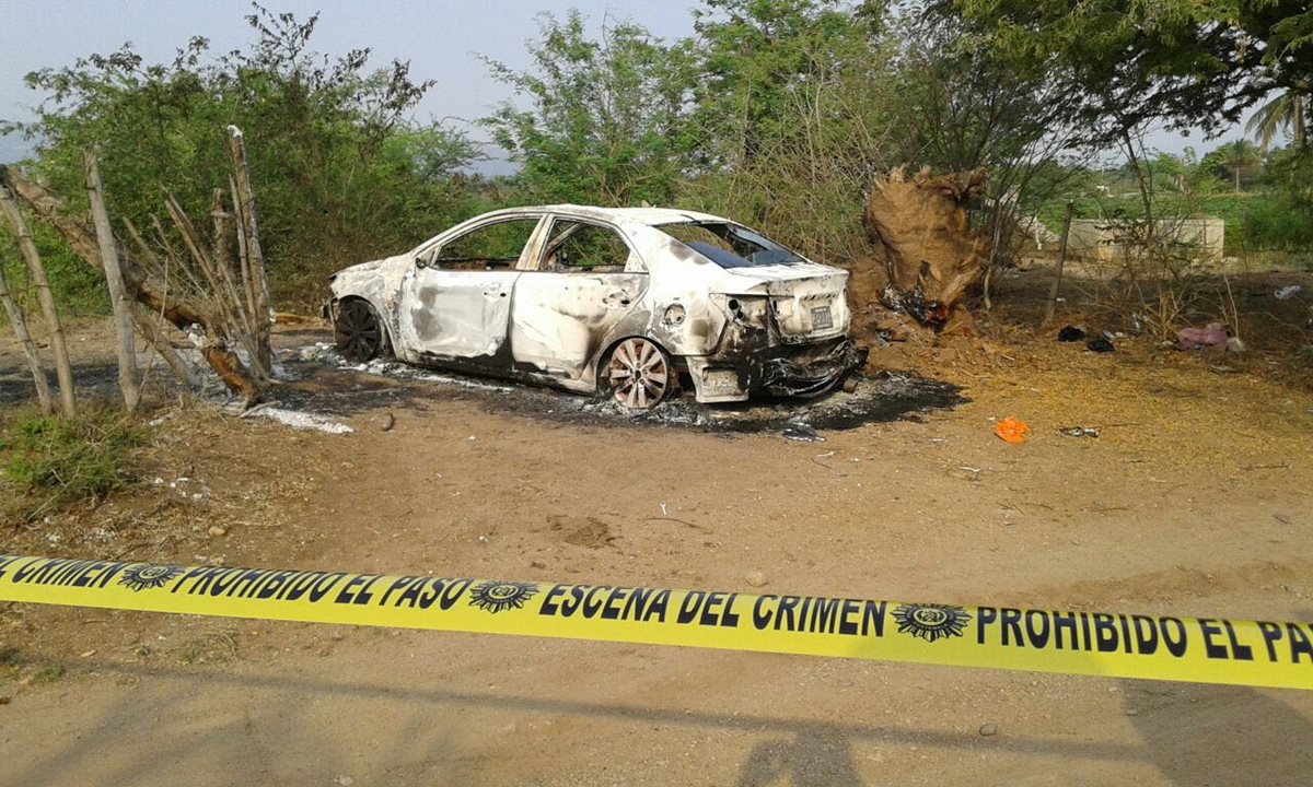 Vehículo propiedad del exalcalde de Río Hondo, Zacapa, fue localizado carbonizado en Estanzuela el 9 de mayo del 2016. (Foto Prensa Libre: Víctor Gómez)