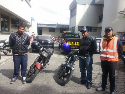 Los detenidos se movilizaban en dos motocicletas con las que asaltaban en la zona 10( Foto Prensa Libre: PNC.)