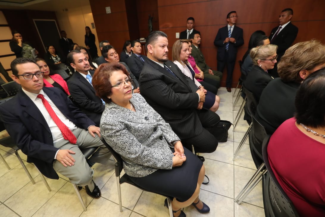 Parte del equipo de trabajo que acompañarán la gestión de María Consuelo Porras al frente del MP. (Foto Prensa Libre: Estuardo Paredes)