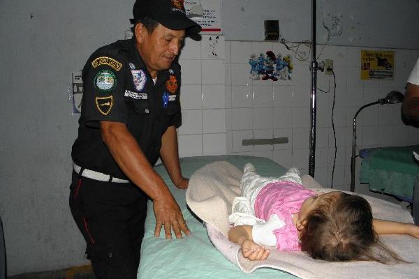 Socorrista cuida  a la niña  en hospital.