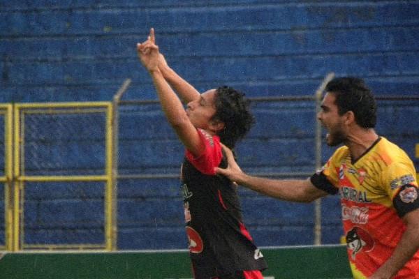 José Alvarado celebra luego de anotar el gol clave de Coatepeque, que sacó un triunfo de oro. (Foto Prensa Libre: Omar Méndez)