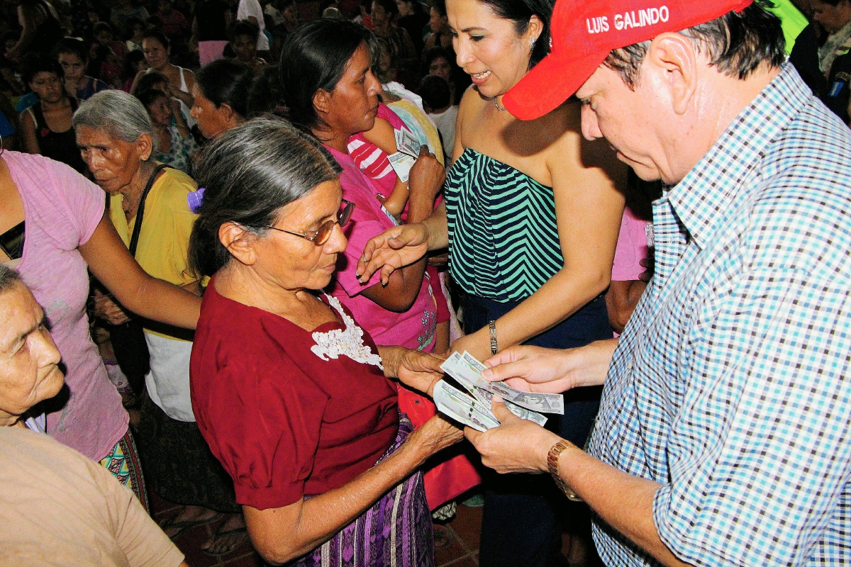 Las mujeres  hicieron  fila para que el alcalde de Retalhuleu, Luis Galindo, les entregara billetes de Q20. (Foto Prensa Libre: Rolando Miranda)