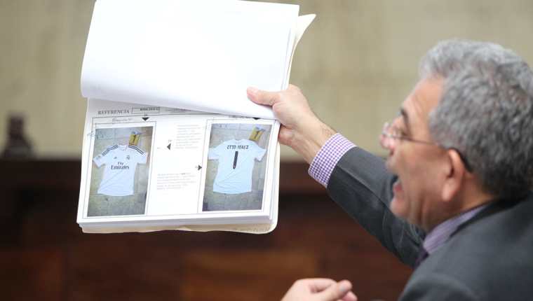 El presidente del Juzgado B de Mayor Riesgo, Miguel Ángel Gálvez muestra la evidencia del caso Cooptación del Estado. (Foto Prensa Libre: Érick Ávila)