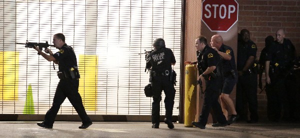 Policías en la escena donde francotiradores abrieron fuego contra agentes en Dallas.(Foto Prensa Libre:AP).