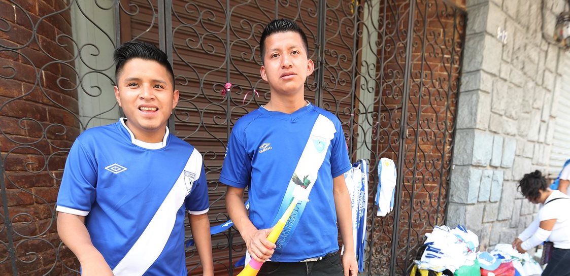 Óscar Laj y Romeo Cal viajaron desde San Cristóbal, Alta Verapaz para solicitar al Congreso que legisle en favor del futbol nacional. (Foto Prensa Libre: Edwin Fajardo)