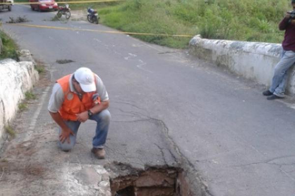 Carlos Marroquín, delegado de la Conred, observa el agujero que se formó en el puente Jocol ubicado entre Quiché y Totonicapán. (Foto Prensa Libre: Óscar Figueroa)   <br _mce_bogus="1"/>