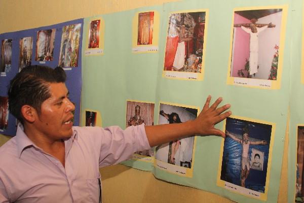 Max Alfredo Yat Coc muestra parte de las fotografías que captó durante tres años.