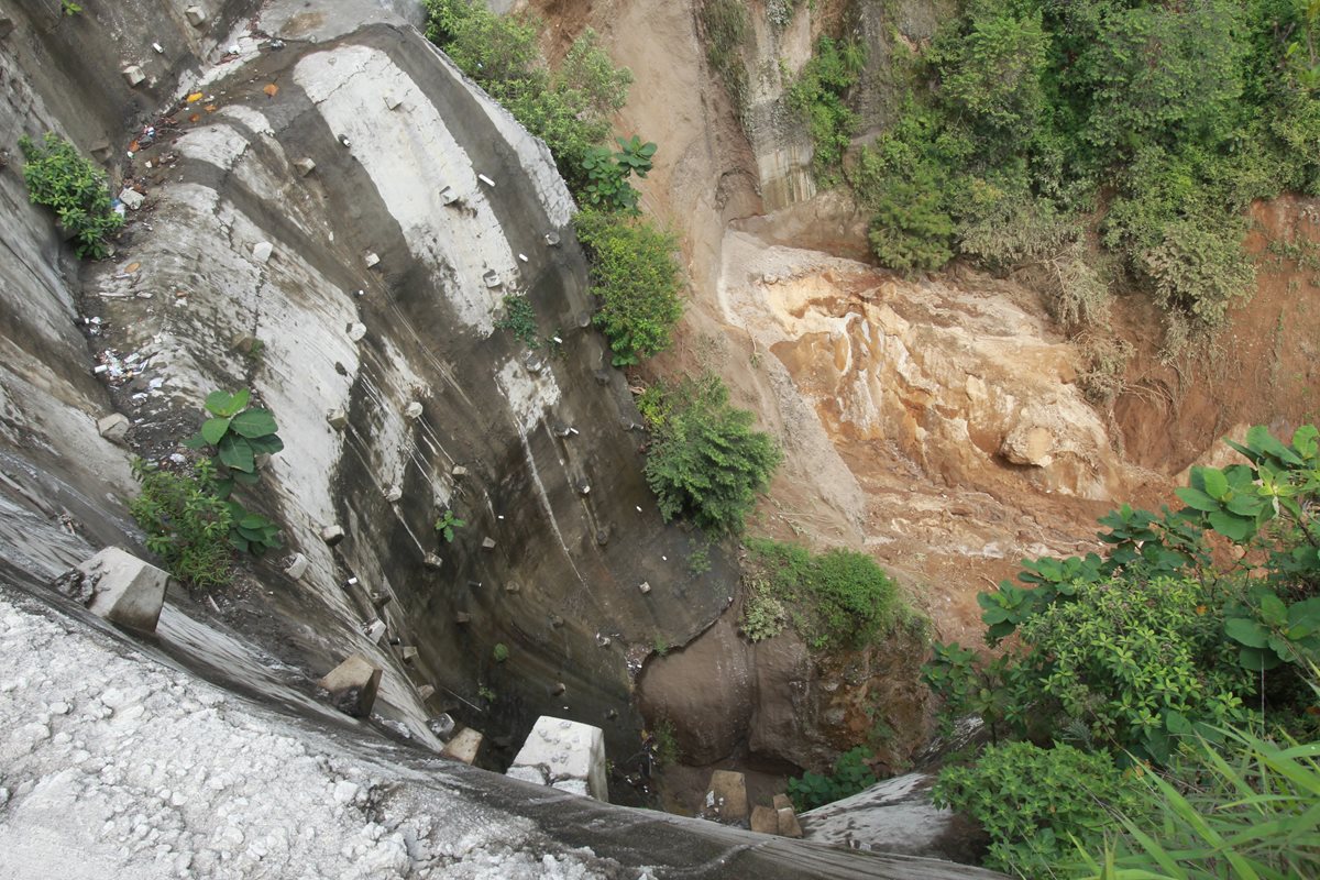 El derrumbe en San Cristobal, zona 8 de Mixco pone en peligro a vecinos y comerciantes cercanos a la zona. (Foto Prensa Libre: Hemeroteca PL)