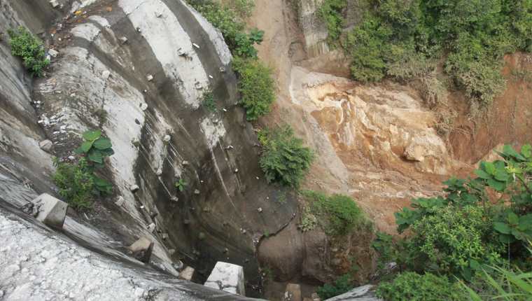 El derrumbe en San Cristobal, zona 8 de Mixco pone en peligro a vecinos y comerciantes cercanos a la zona. (Foto Prensa Libre: Hemeroteca PL)