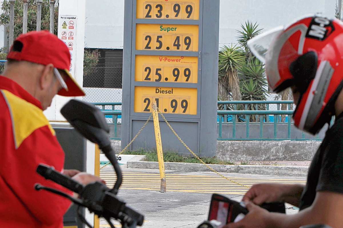 Los precios  en las gasolineras,  en la modalidad de servicio completo, mostraron un incremento desde el domingo  de Q1 en promedio para  gasolina superior y regular. El diésel no varió. (Foto Prensa Libre: Paulo Raquec)