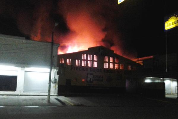 Incendio se provocó por un corto circuito en el local. (Foto Prensa Libre: Felipe Guzmán)