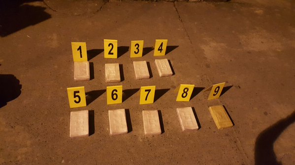 Cocaína incautada es contabilizada por agentes policiales en Cobán, Alta Verapaz. (Foto Prensa Libre: PNC)