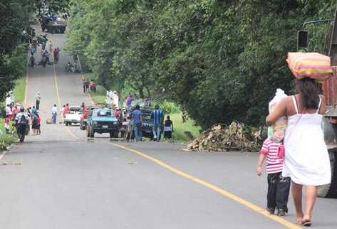 Varios puntos en la carretera entre Malacatán y Tajumulco fueron bloqueados por pobladores de San Marcos. (Foto Prensa Libre: Alexander Coyoy)